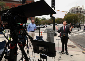 MS NOW White House correspondent Vaughn Hillyard reports from a street corner just outside the White House after US President Donald Trump banned three major news outlets (CNN, MS NOW and Politico) from the White House, in Washington, DC, US, Sept 21, 2026. [Photo/Agencies]