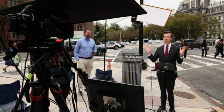 MS NOW White House correspondent Vaughn Hillyard reports from a street corner just outside the White House after US President Donald Trump banned three major news outlets (CNN, MS NOW and Politico) from the White House, in Washington, DC, US, Sept 21, 2026. [Photo/Agencies]