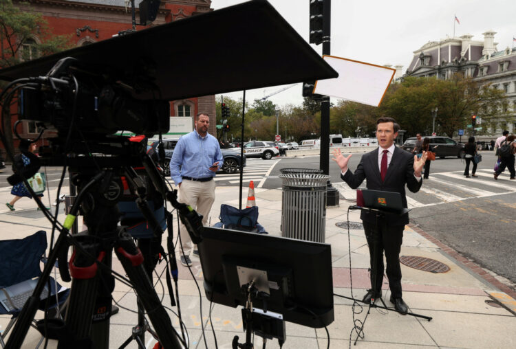 MS NOW White House correspondent Vaughn Hillyard reports from a street corner just outside the White House after US President Donald Trump banned three major news outlets (CNN, MS NOW and Politico) from the White House, in Washington, DC, US, Sept 21, 2026. [Photo/Agencies]