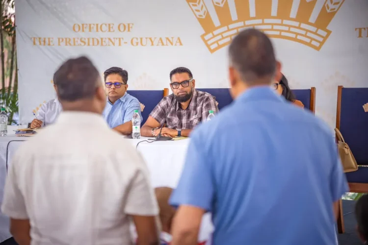 President Dr Mohamed Irfaan Ali on Monday met with the regional officials at the Baridi Benab, State House