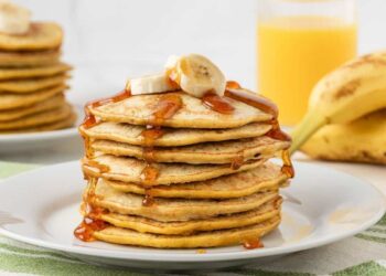 3 Ingredient Banana Pancakes (Laura Fuentes)

)