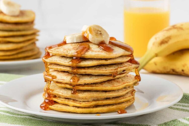 3 Ingredient Banana Pancakes (Laura Fuentes)

)