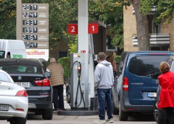 Cars are lined up at a gas station, Hamburg, Germany, October 1, 2026. /VCG