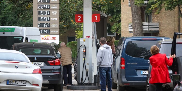 Cars are lined up at a gas station, Hamburg, Germany, October 1, 2026. /VCG