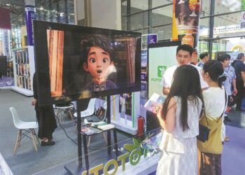 Short dramas produced by Flytoto Culture &Technology Co draw crowds of visitors at the 23rd China-ASEAN Expo. [Photo provided to CHINA DAILY]
