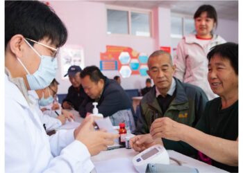 Medical experts provide free medical consultations for elderly people in Guoshan Community, Chengde, north China's Hebei Province, October 14, 2026. /VCG