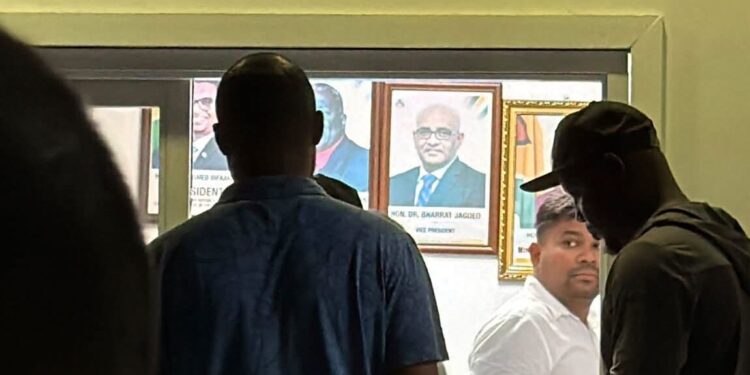 WIN Leader and Opposition Leader Azruddin Mohamed (in white shirt)