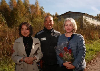 Sean Pike (center),his daughter (right) and wife (left) - Jehovah Witness Russia. org photo
