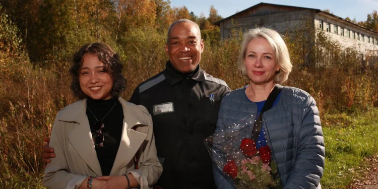 Sean Pike (center),his daughter (right) and wife (left) - Jehovah Witness Russia. org photo