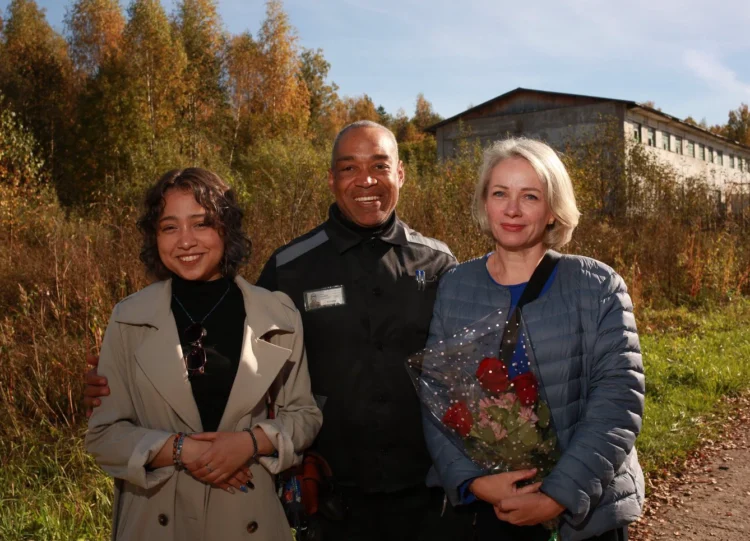 Sean Pike (center),his daughter (right) and wife (left) - Jehovah Witness Russia. org photo
